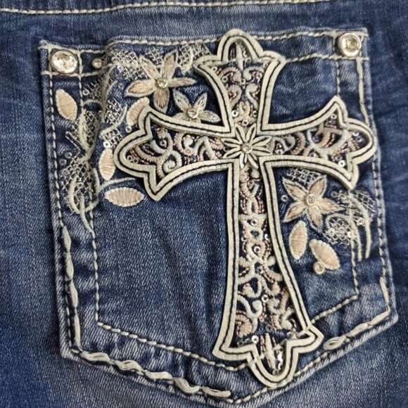 NWT Miss Me, Cross Embellished Pocket Mid-Rise Bootcut Jeans Size 25x32 - Picture 4 of 12